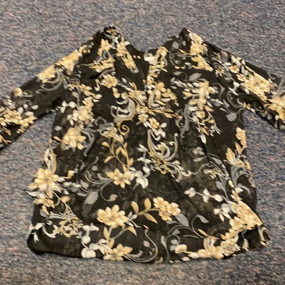 Avenue Floral Sheer Shimmer Top sz. 14/16